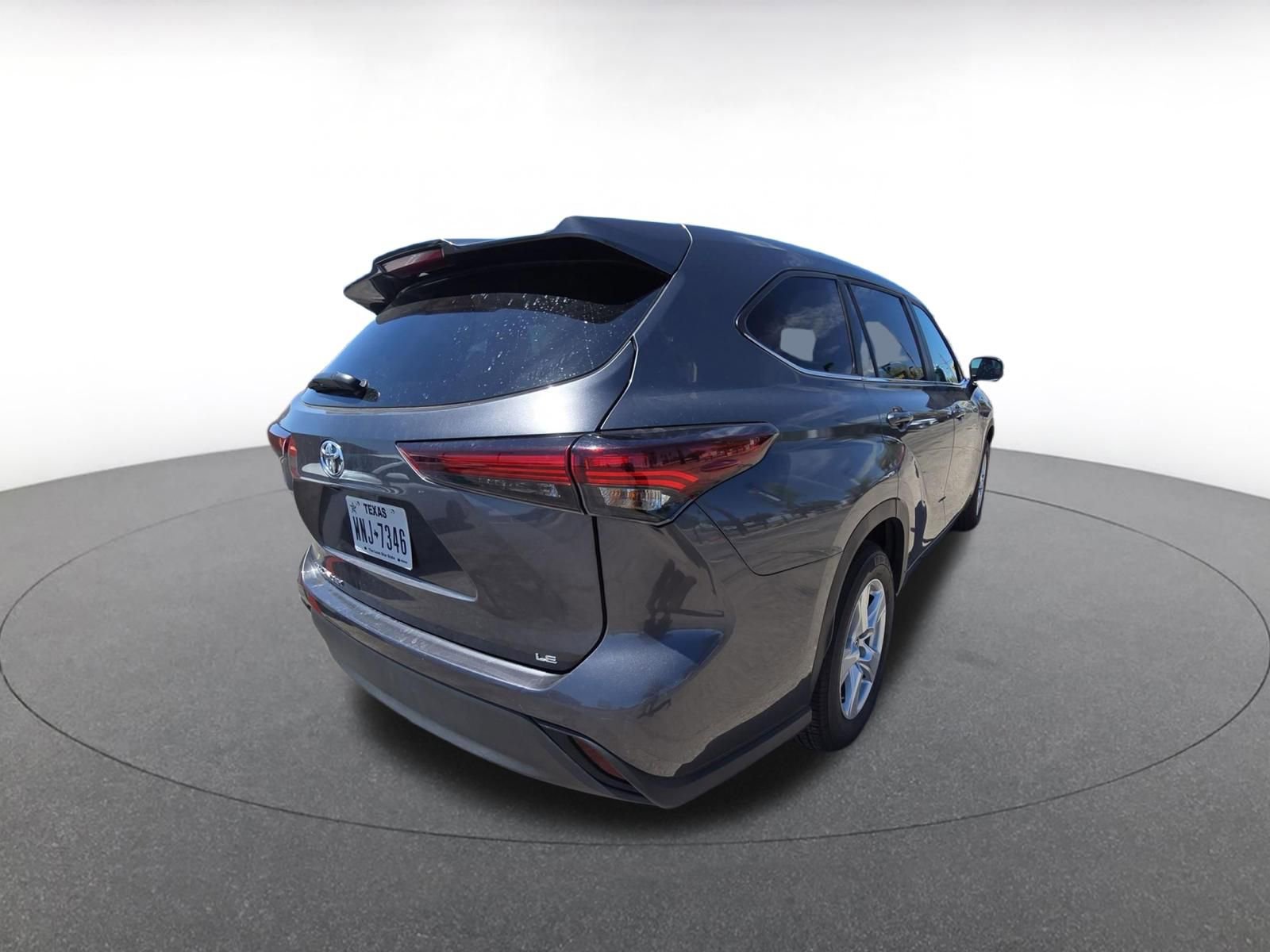 Used 2025 Toyota Highlander LE FWD image 8