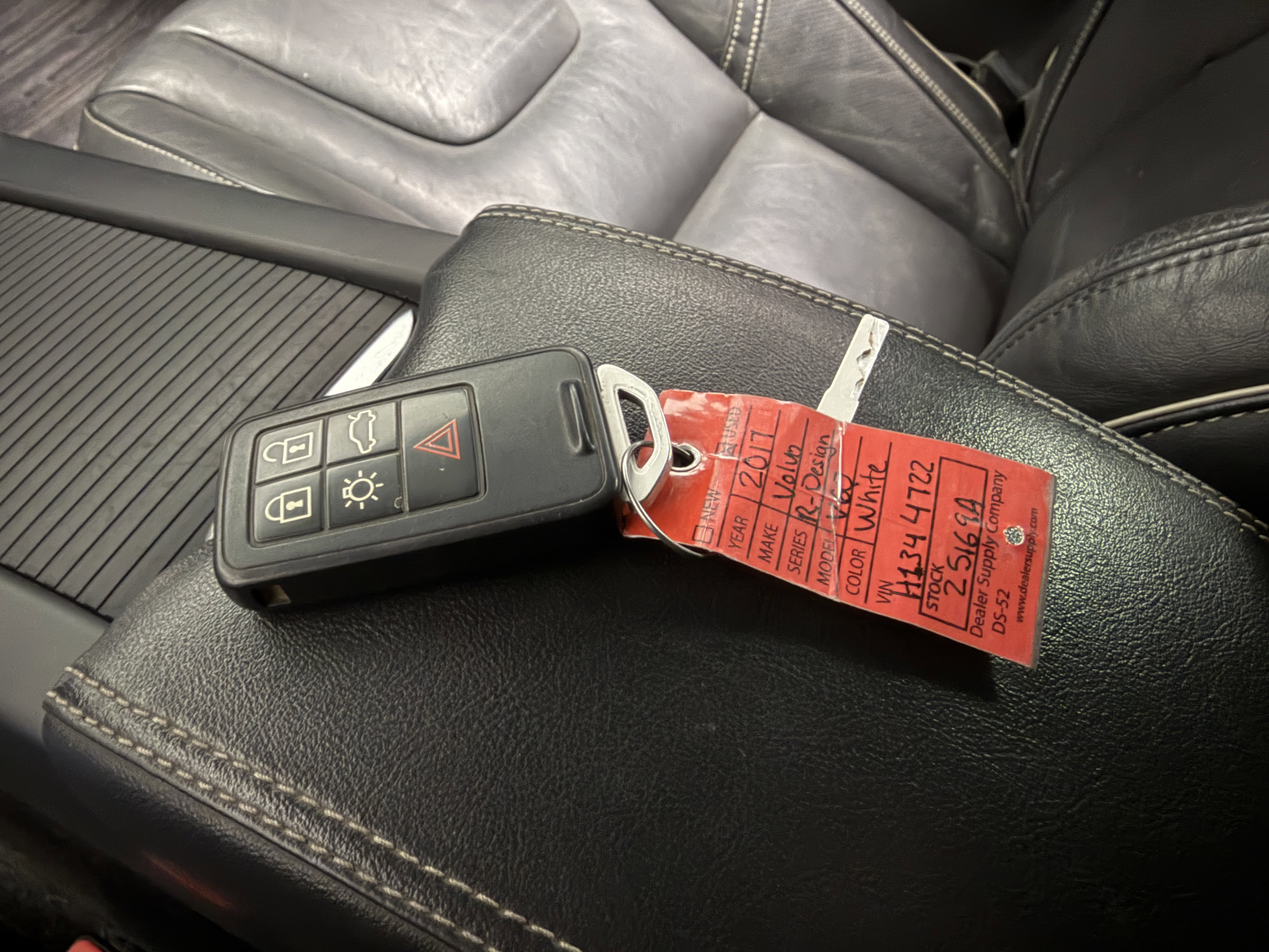 Used 2017 Volvo V60 T6 R-Design Platinum w/ Climate Package image 17