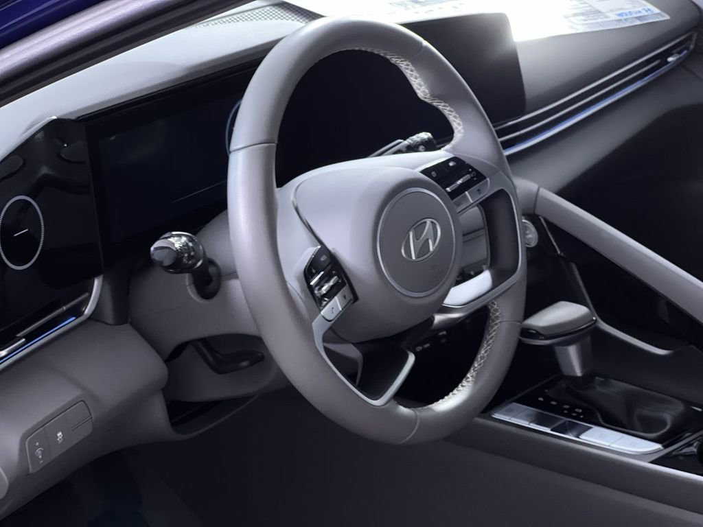 Used 2025 Hyundai Elantra SEL image 24