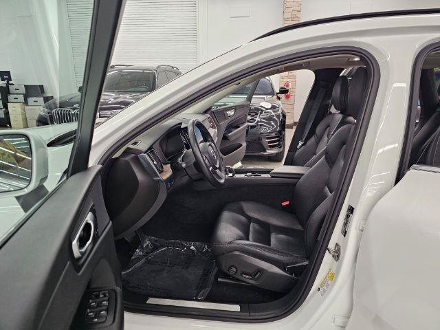 Used 2022 Volvo XC60 B5 Momentum w/ Climate Package AWD/4WD image 27