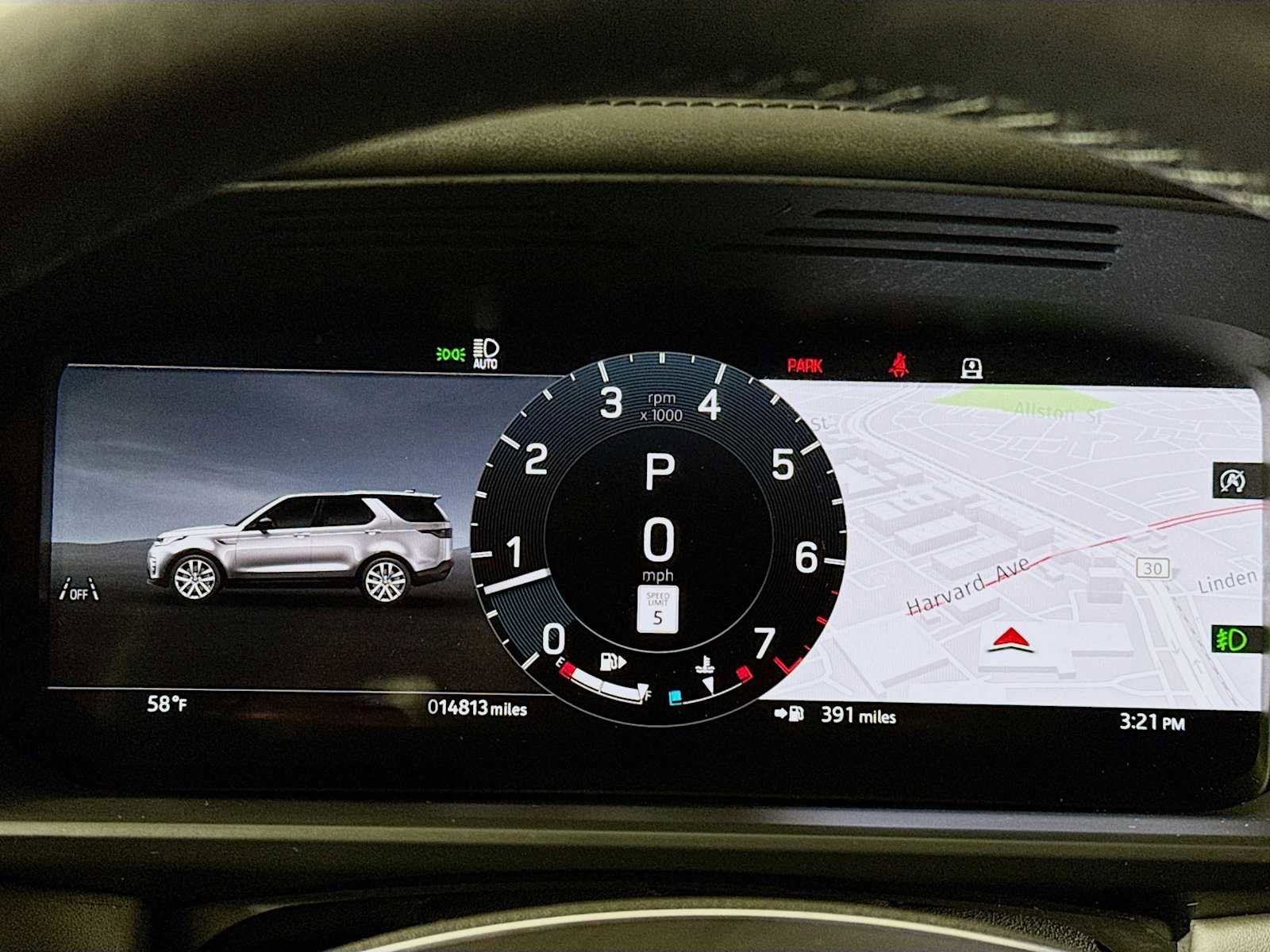 Used 2024 Land Rover Discovery Metropolitan Edition image 11