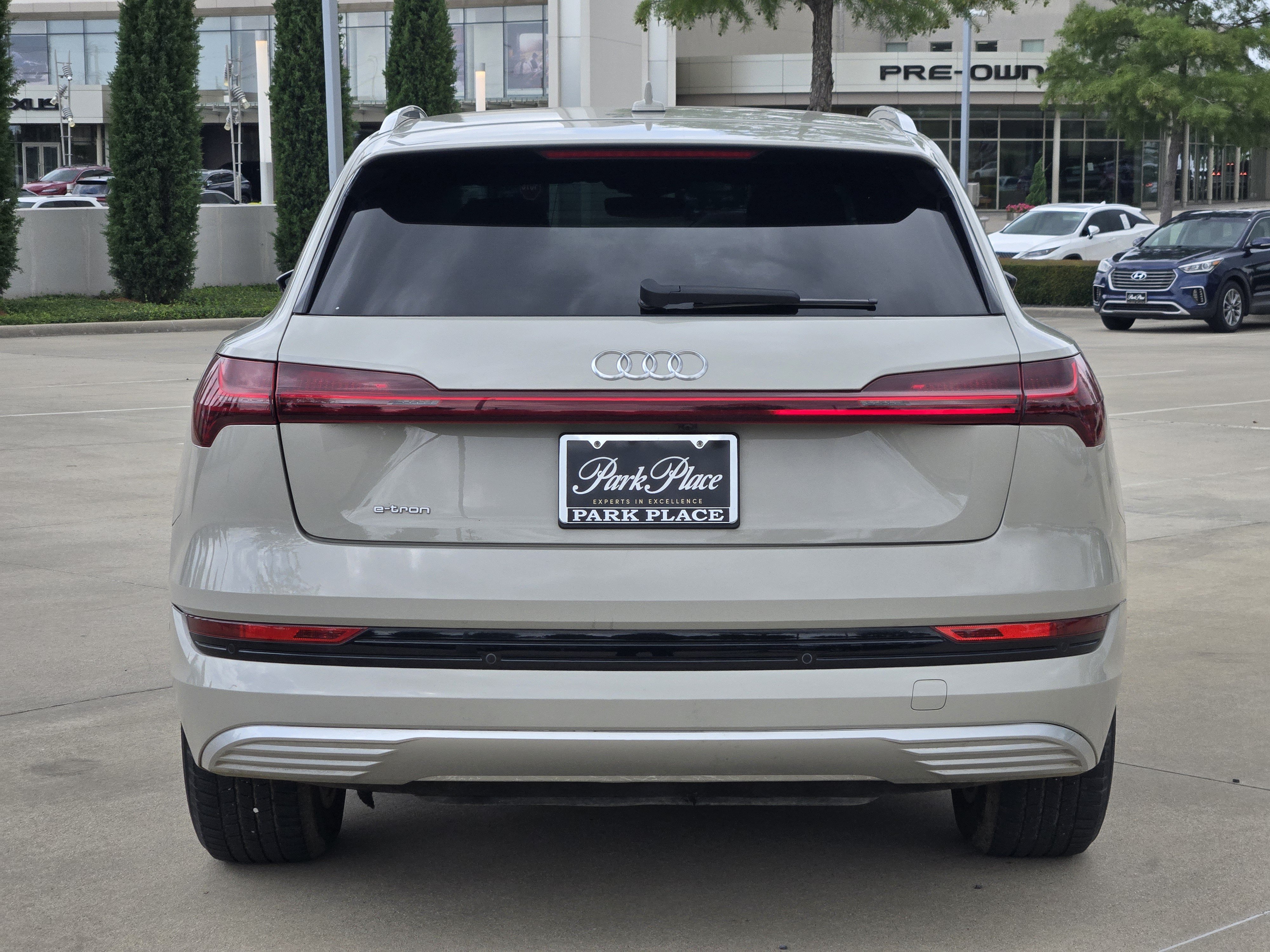 Used 2019 Audi e-tron Prestige w/ Prestige Package AWD/4WD image 4