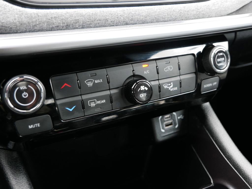 Used 2025 Jeep Compass Latitude AWD/4WD image 24