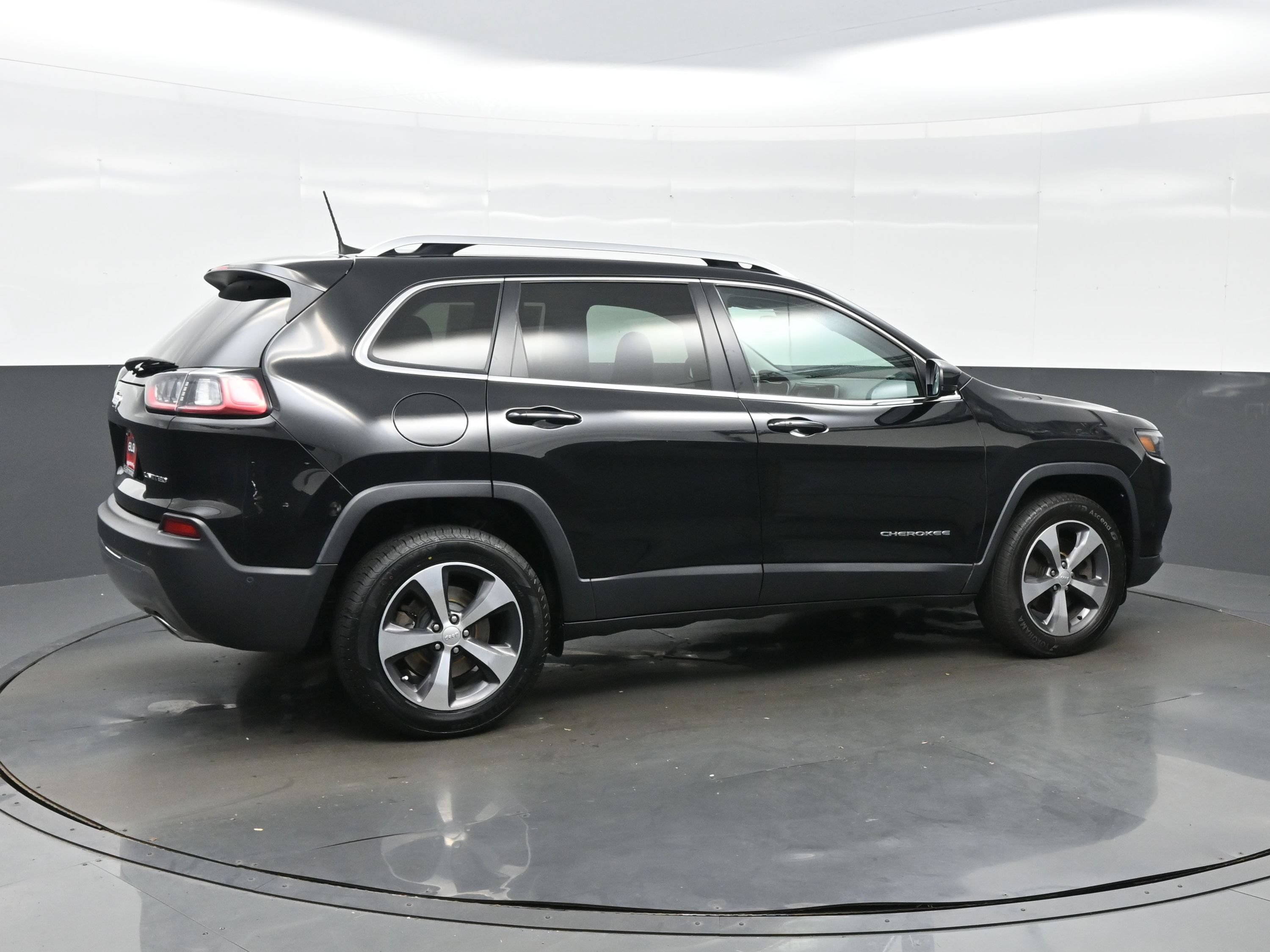 Used 2019 Jeep Cherokee Limited w/ Luxury Group AWD/4WD image 6