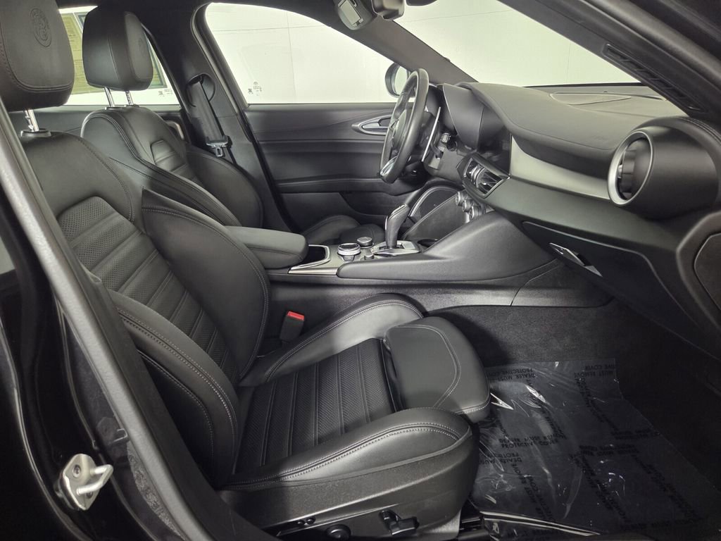 Used 2024 Alfa Romeo Giulia Veloce image 32