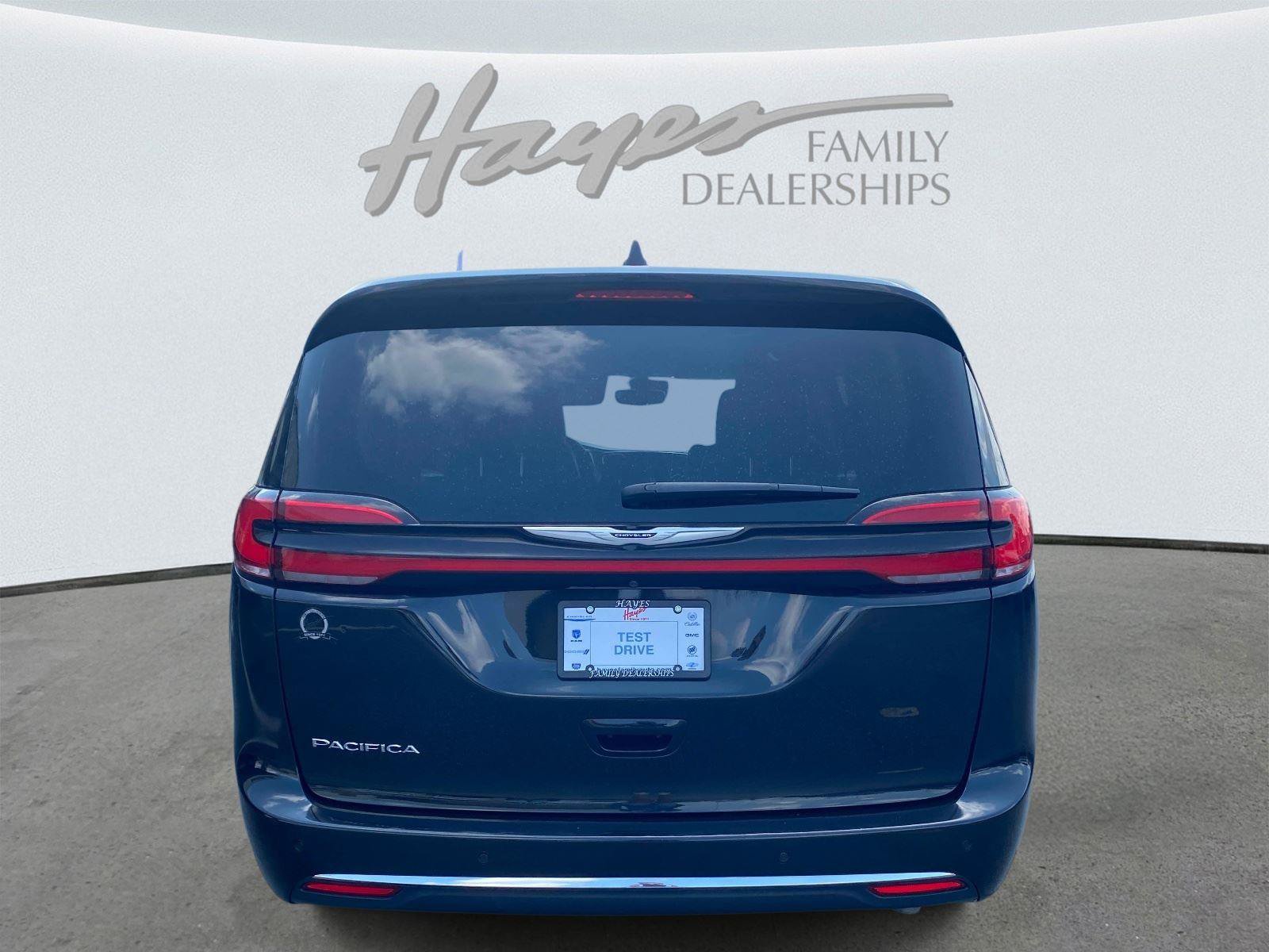 Used 2023 Chrysler Pacifica Touring-L FWD image 4