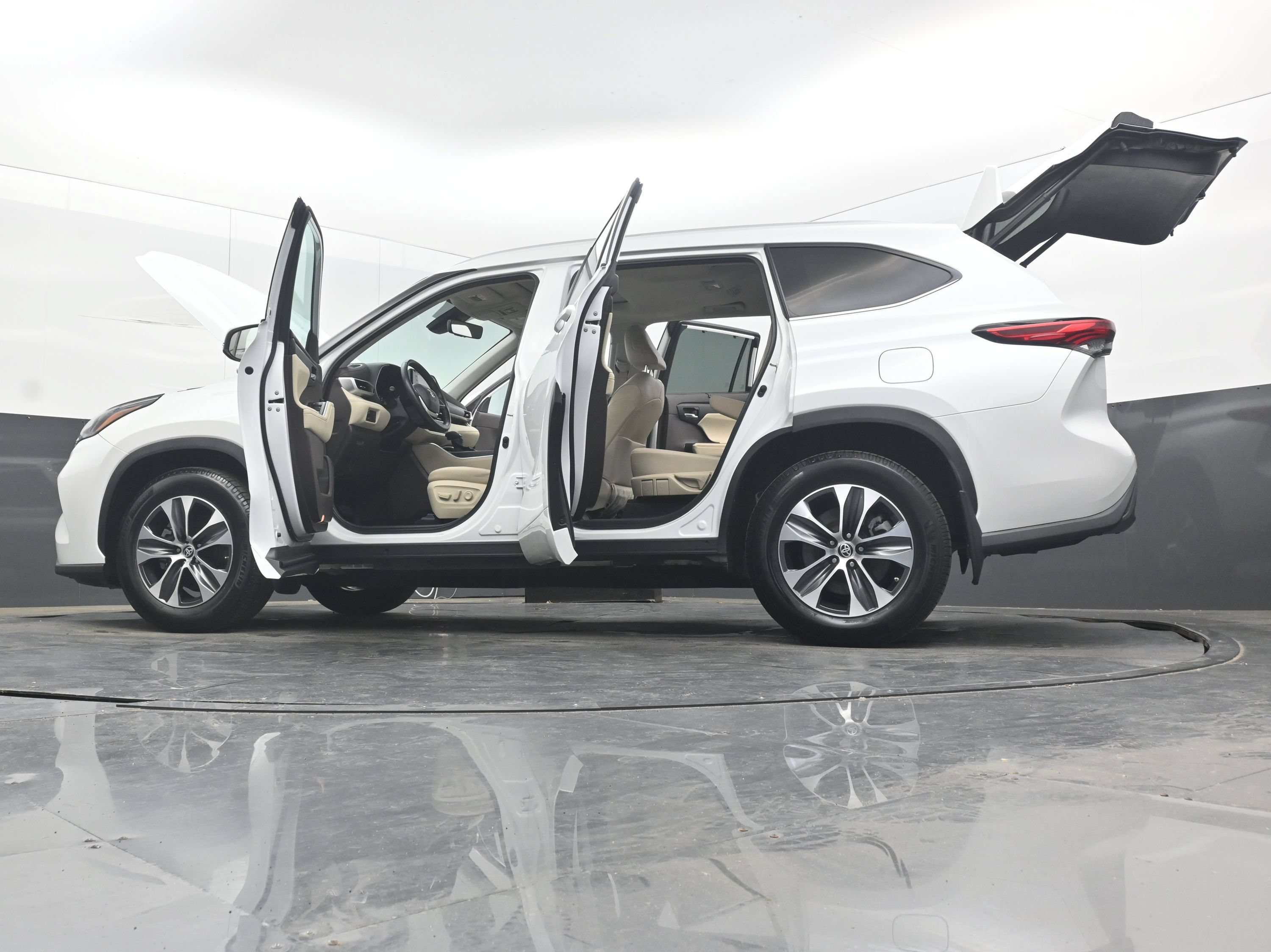 Used 2022 Toyota Highlander XLE AWD/4WD image 43