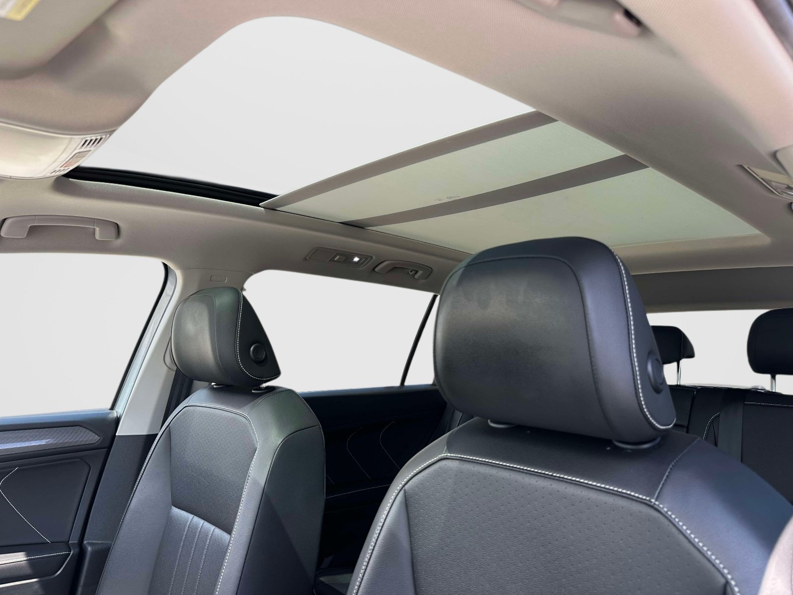 Certified 2023 Volkswagen Tiguan SE w/ Panoramic Sunroof Package AWD/4WD image 17