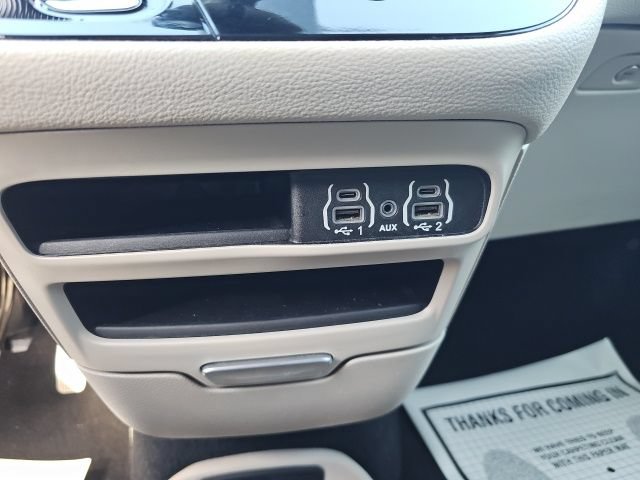 Used 2023 Chrysler Pacifica Touring-L FWD image 23