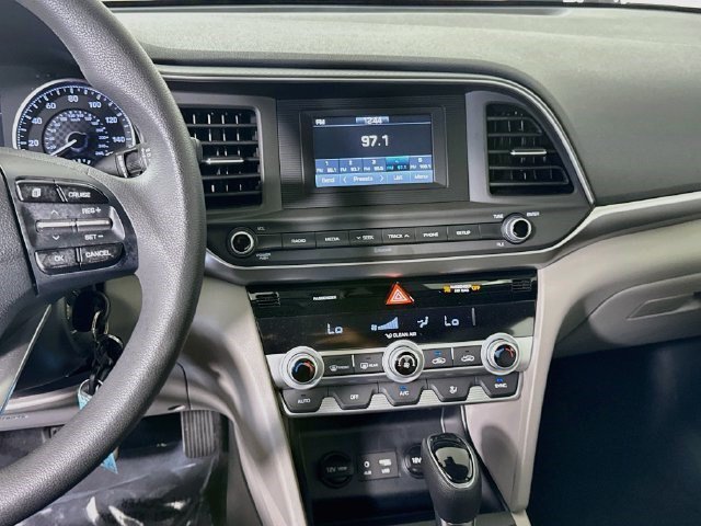 Used 2020 Hyundai Elantra SE FWD image 17