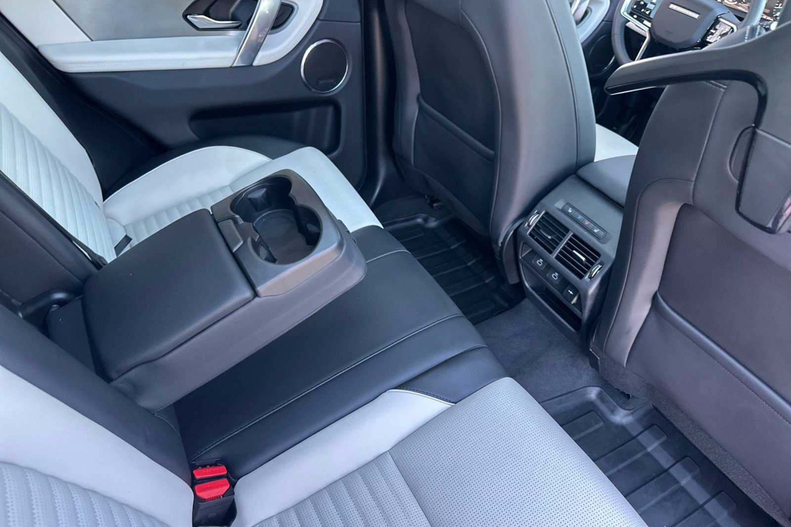 Certified 2025 Land Rover Discovery Sport Dynamic SE image 30