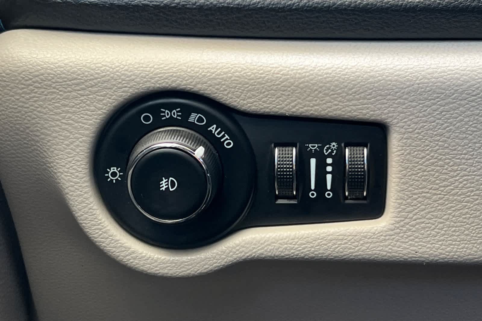Used 2021 Chrysler Pacifica Touring w/ Uconnect Theater Family Group FWD image 32
