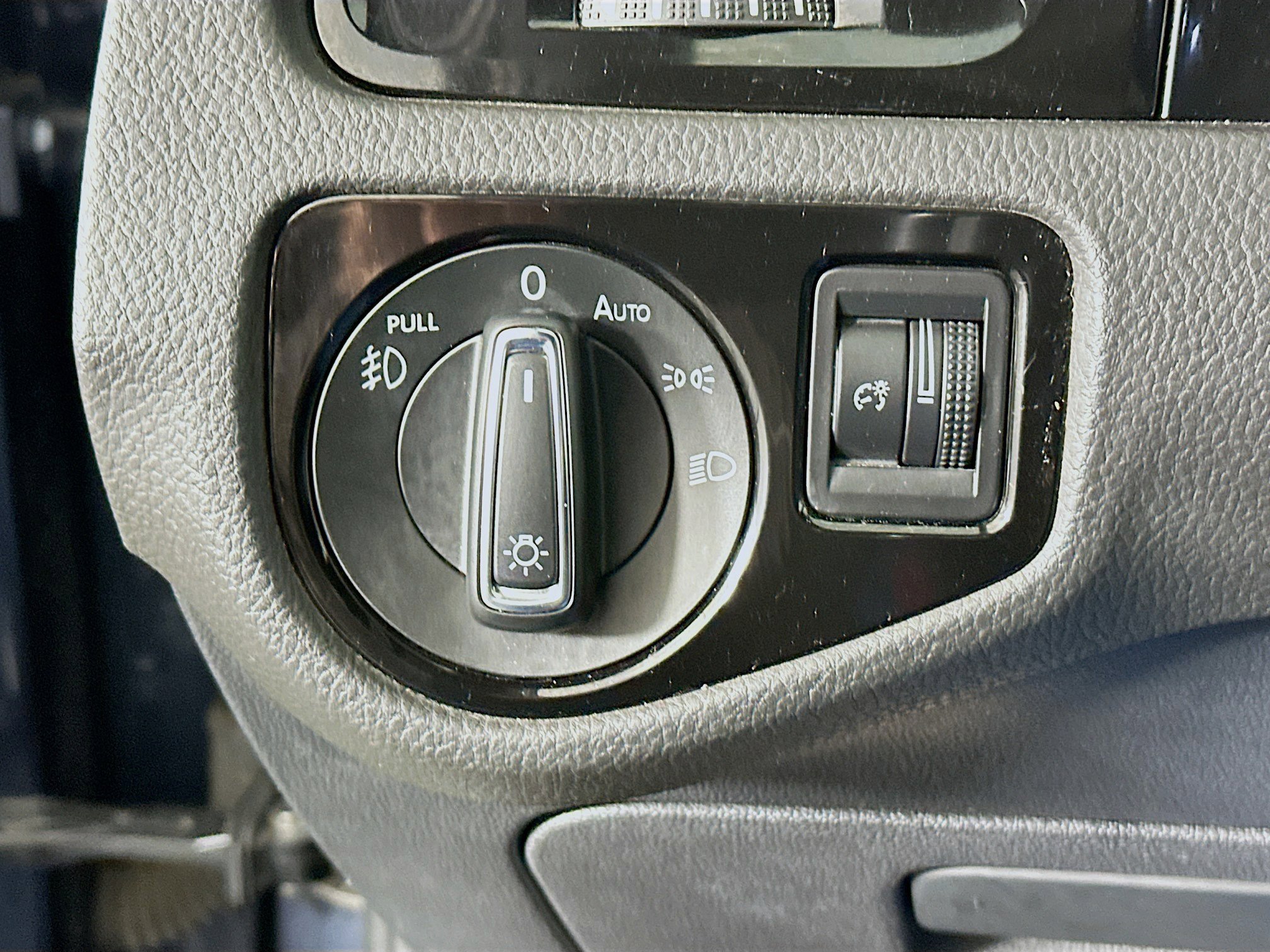 Used 2018 Volkswagen Golf S image 16