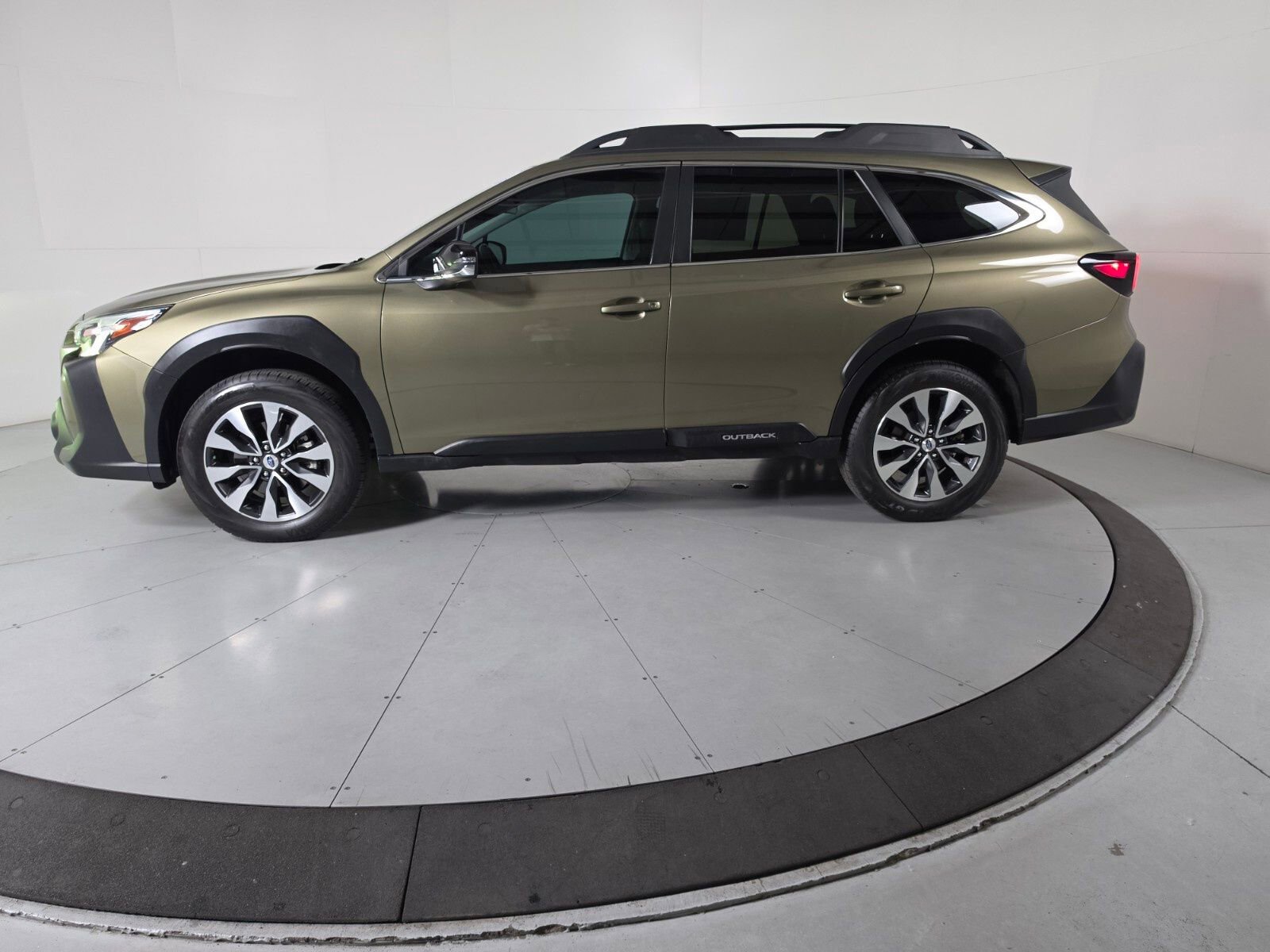 Certified 2023 Subaru Outback Limited image 2