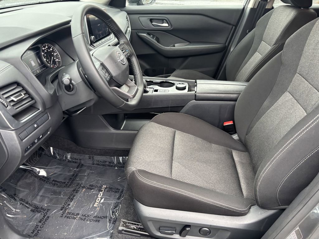 Used 2025 Nissan Rogue SV image 12