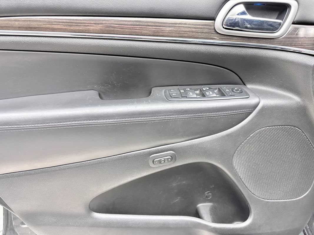 Used 2018 Jeep Grand Cherokee Overland AWD/4WD image 16