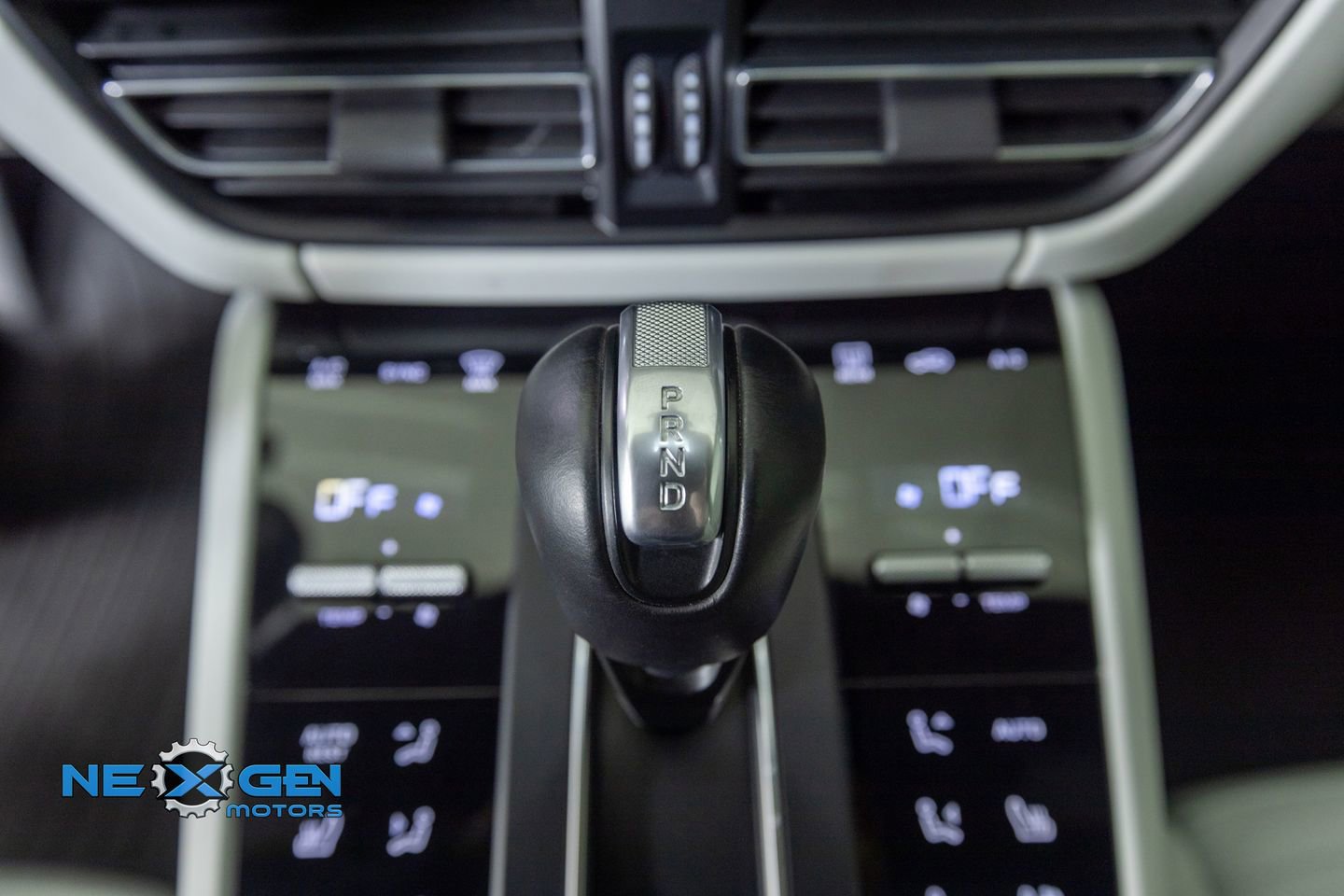 Used 2024 Porsche Macan AWD/4WD image 24