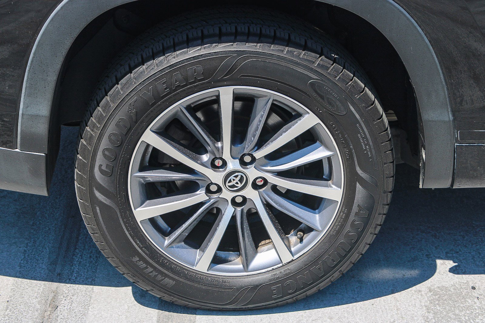 Used 2017 Toyota Highlander XLE w/ Carpet Mat Package FWD image 16