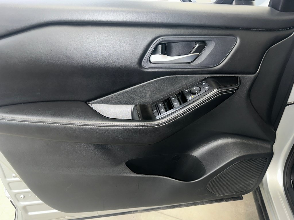 Used 2024 Nissan Rogue SV AWD/4WD image 7