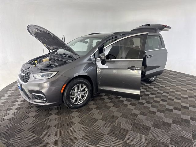 Used 2021 Chrysler Pacifica Touring w/ Cold Weather Group FWD image 12
