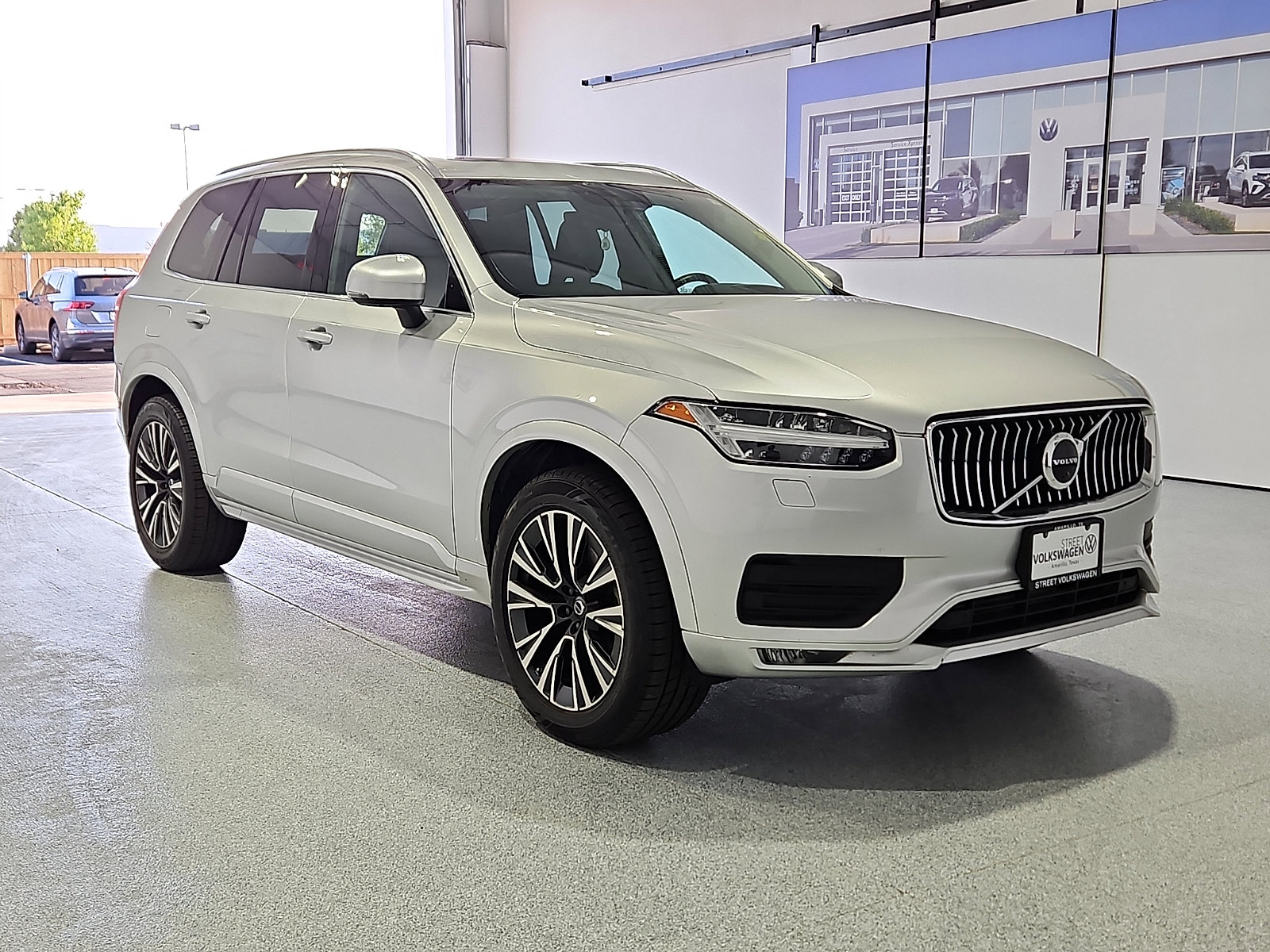 Used 2022 Volvo XC90 T6 Momentum AWD/4WD image 4