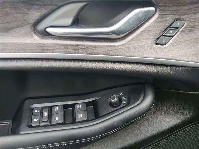 Used 2025 Jeep Grand Cherokee L Limited w/ Black Appearance Package image 13