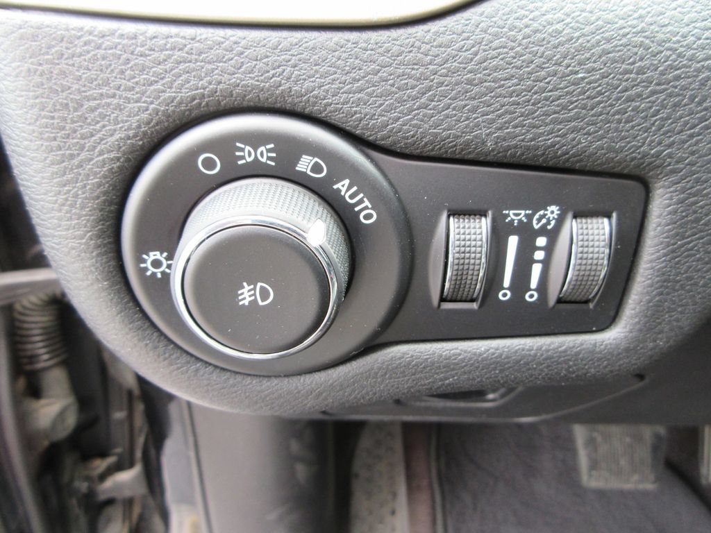 Used 2016 Jeep Cherokee Limited AWD/4WD image 23