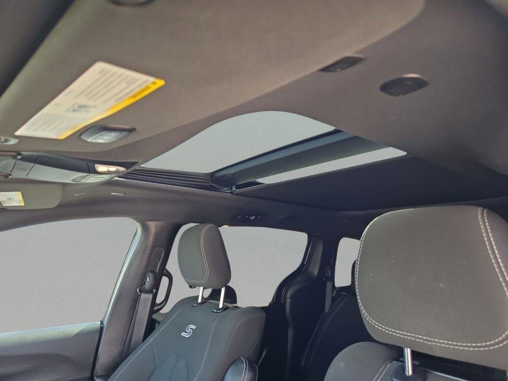 Used 2021 Chrysler Pacifica Touring w/ Uconnect Theater Family Group image 32