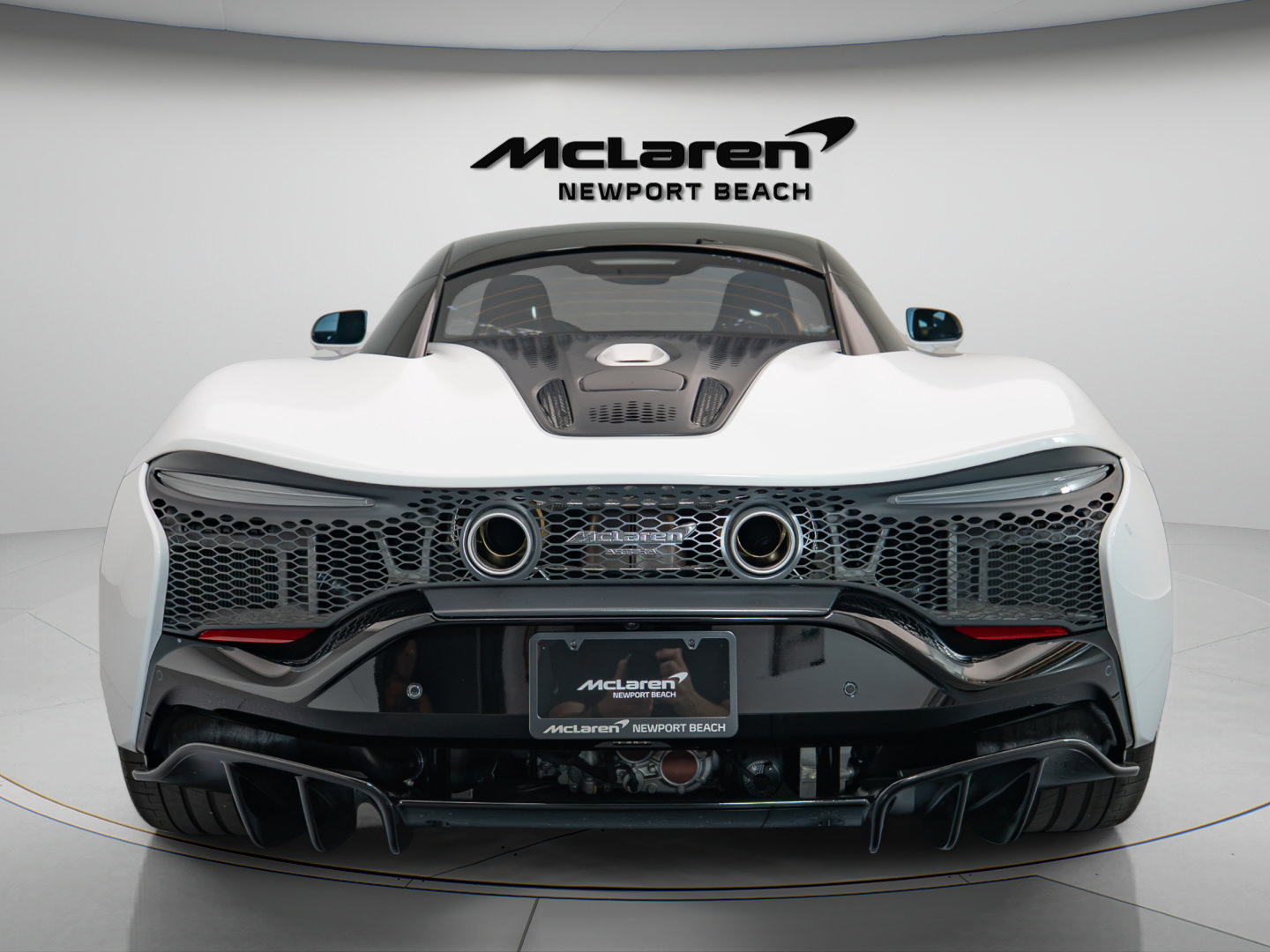 Used 2025 McLaren Artura RWD image 5