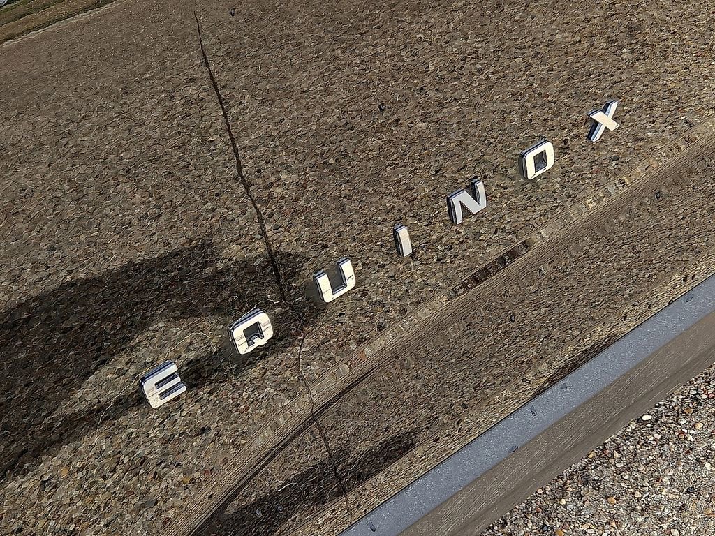 Used 2025 Chevrolet Equinox LT AWD/4WD image 11