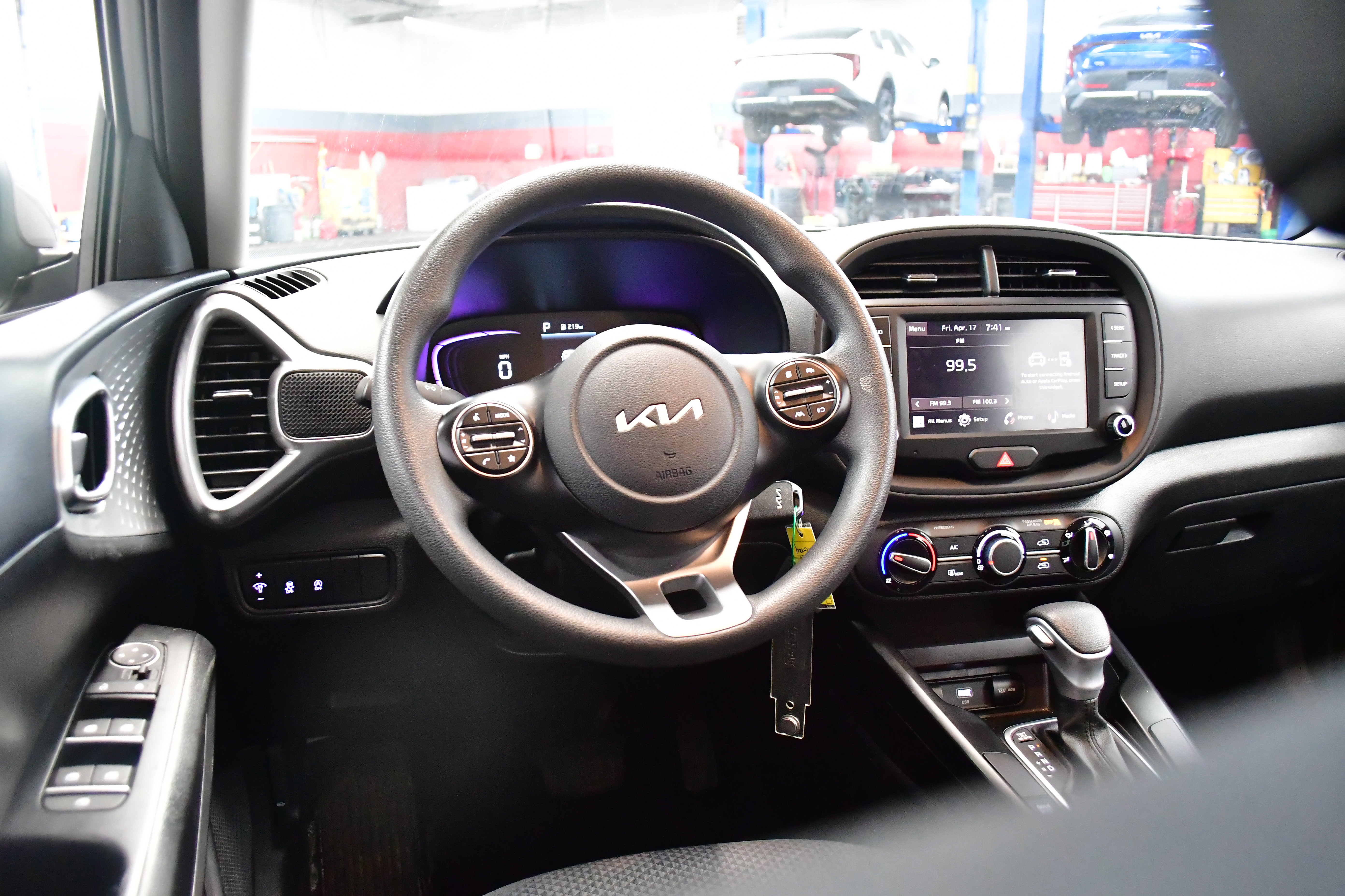 Used 2025 Kia Soul LX w/ LX Technology Package FWD image 9