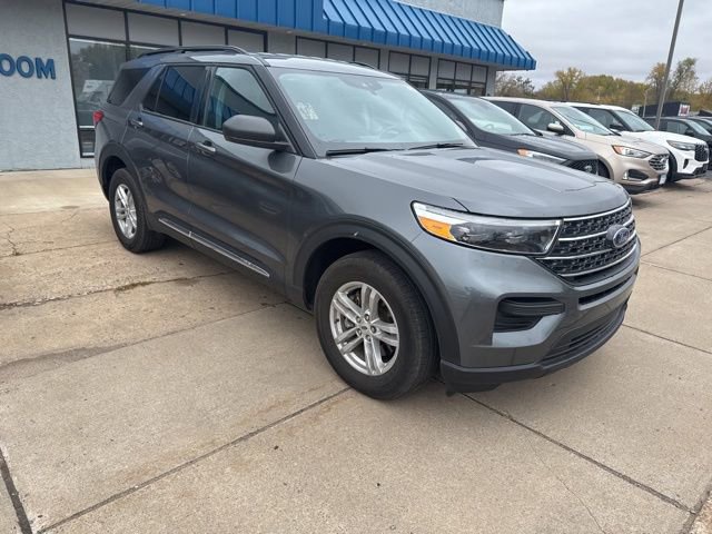 Used 2023 Ford Explorer XLT image 3