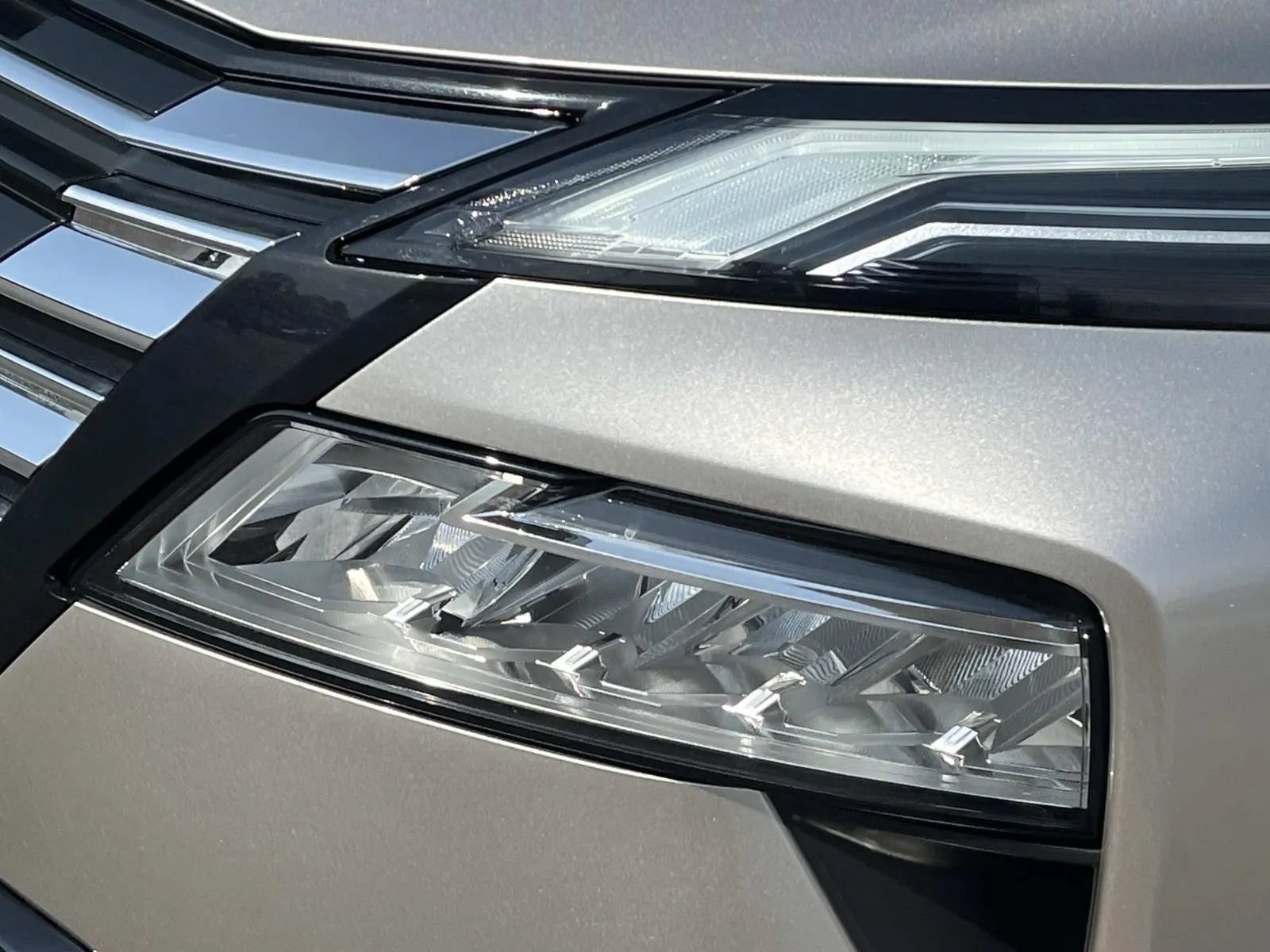 Used 2025 Nissan Rogue Platinum w/ Tech Package FWD image 9