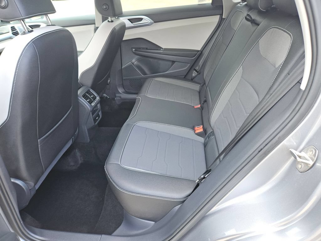 Used 2025 Volkswagen Taos SE FWD image 28