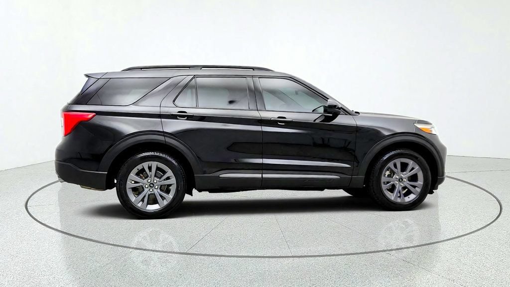Used 2022 Ford Explorer XLT w/ Equipment Group 202A AWD/4WD image 4