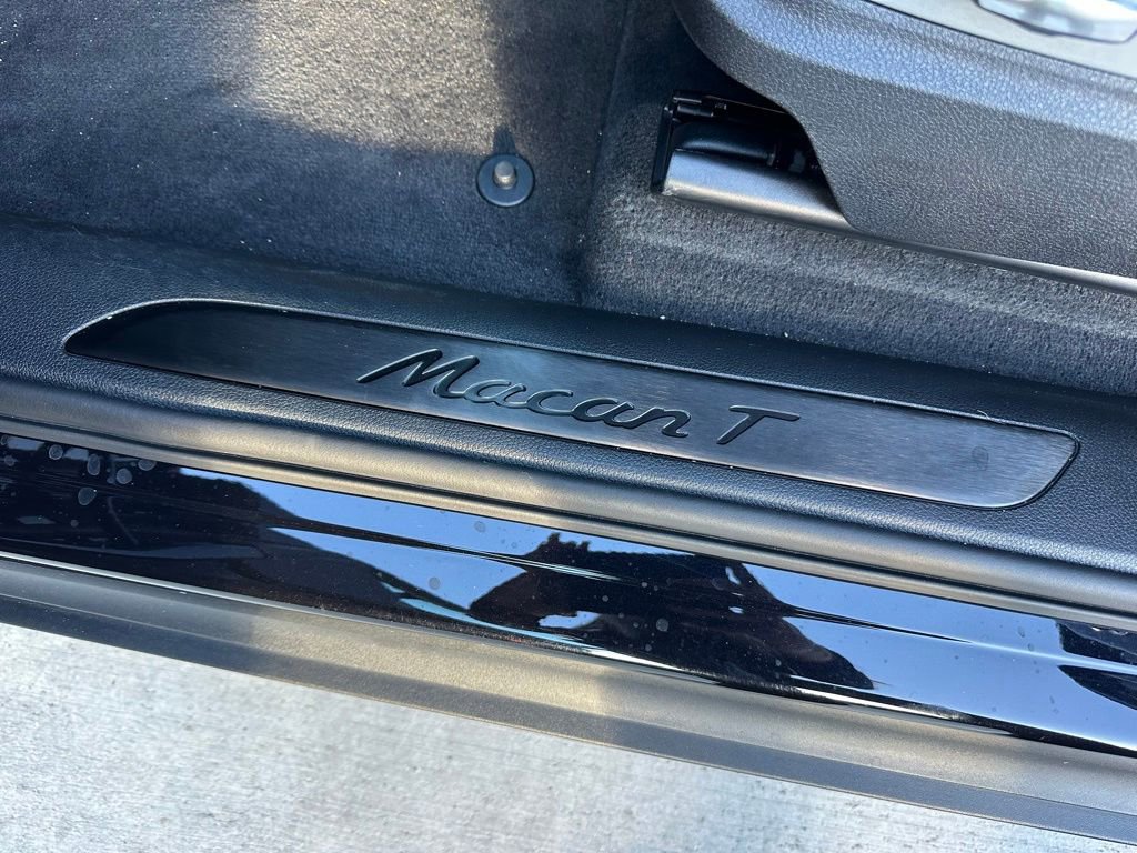 Certified 2025 Porsche Macan T image 22