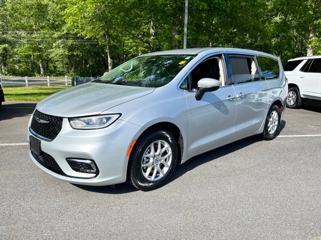 Used 2023 Chrysler Pacifica Touring-L FWD image 2