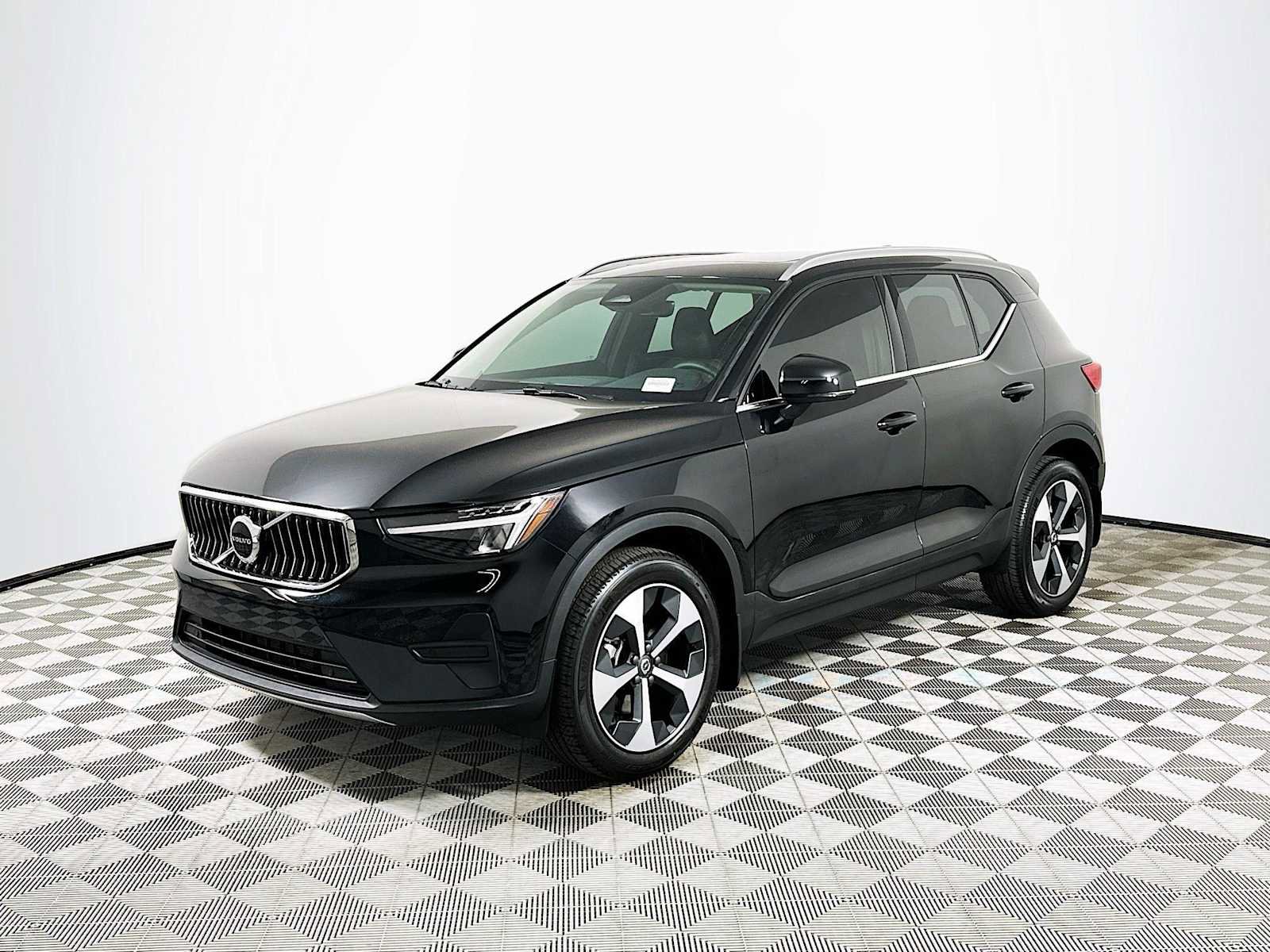 Used 2025 Volvo XC40 B5 Core w/ Climate Package image 3