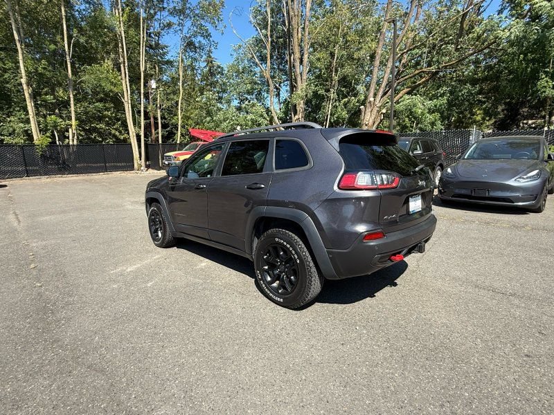 Used 2019 Jeep Cherokee Trailhawk AWD/4WD image 3