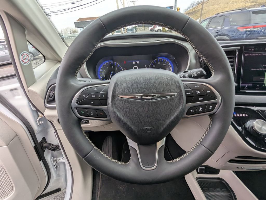 Used 2024 Chrysler Pacifica Touring-L image 17