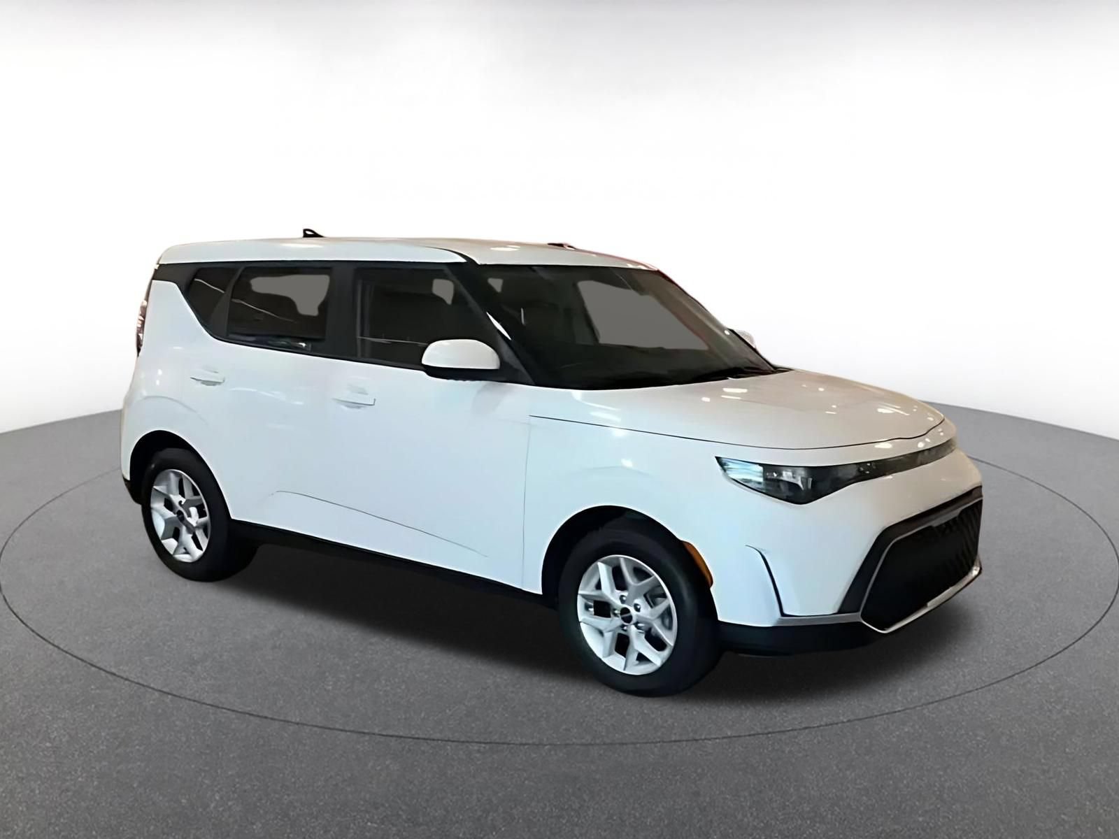Used 2025 Kia Soul LX w/ LX Technology Package FWD image 2