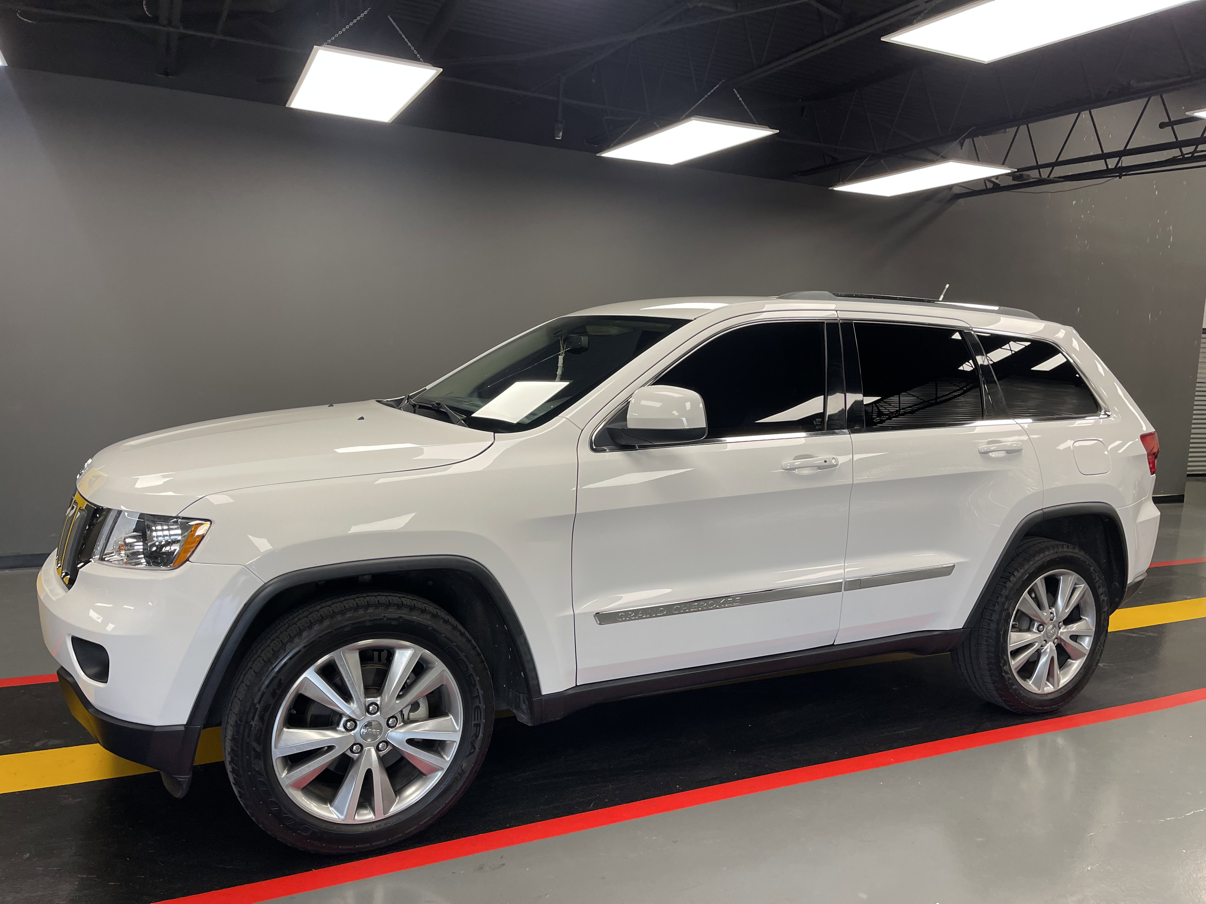 Used 2013 Jeep Grand Cherokee Laredo RWD image 2