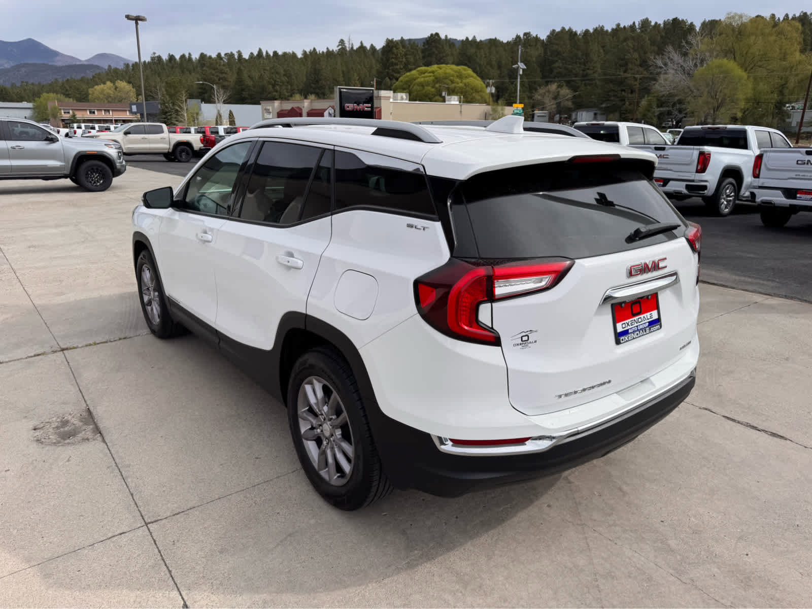 Used 2024 GMC Terrain SLT image 3