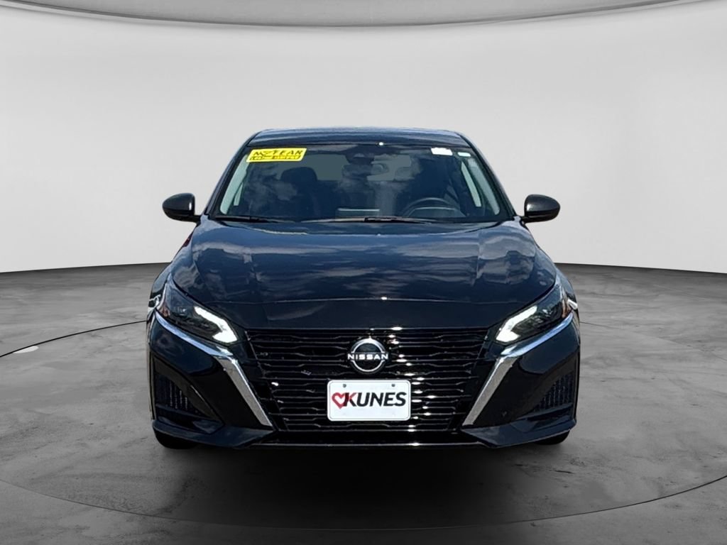 Used 2025 Nissan Altima 2.5 SV FWD image 2