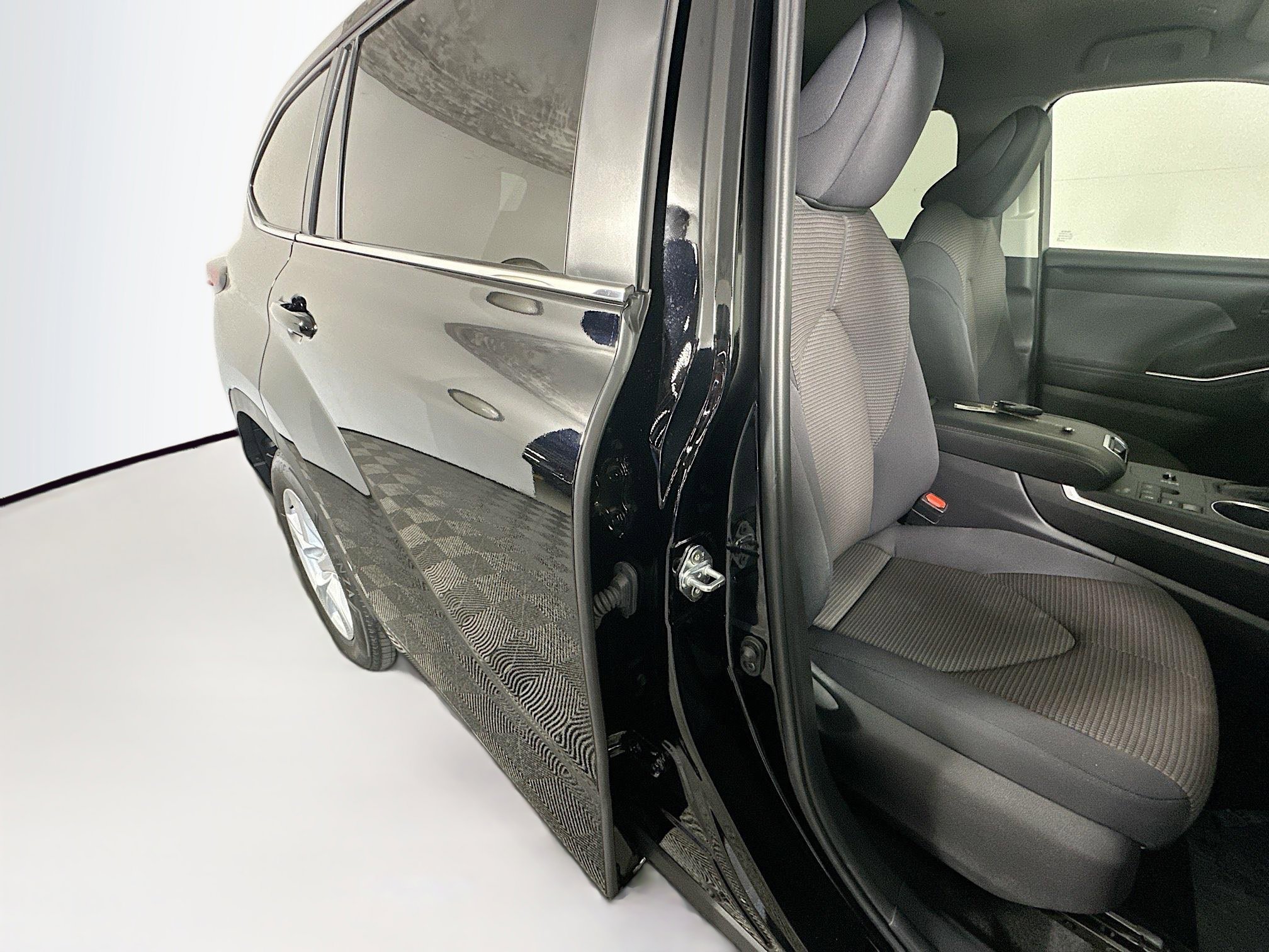 Used 2025 Toyota Highlander LE FWD image 28