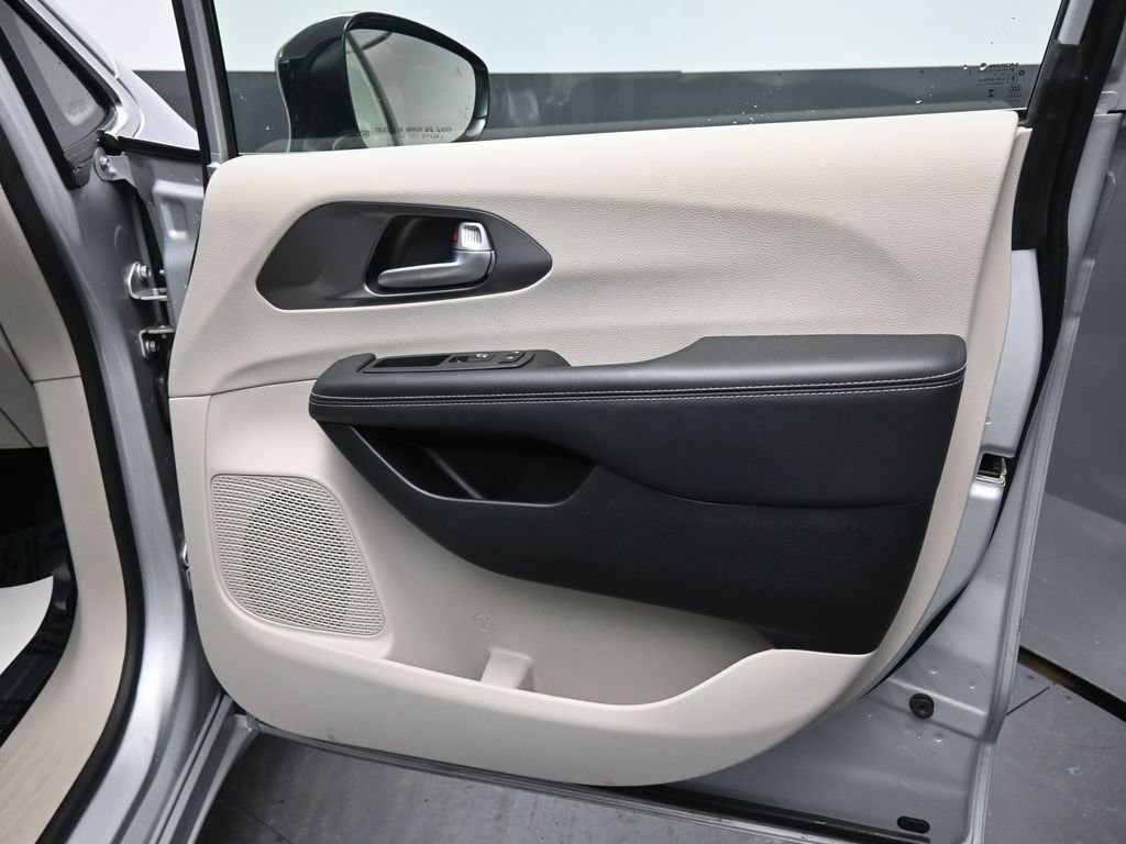 Used 2024 Chrysler Pacifica Select image 19
