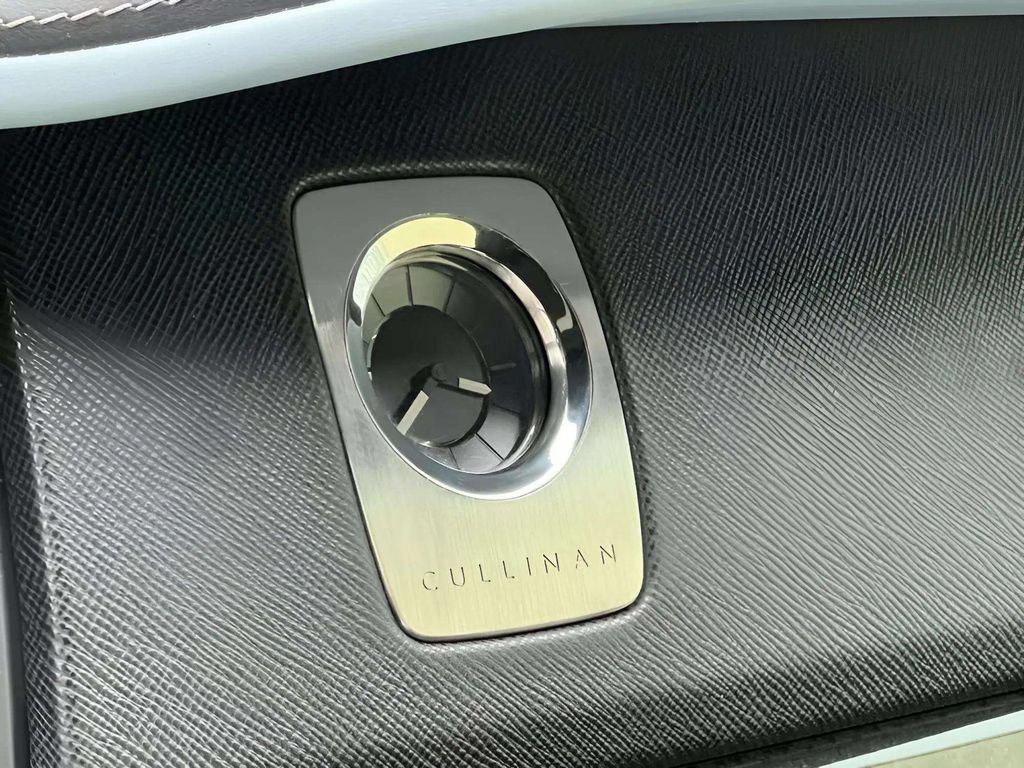 Certified 2022 Rolls-Royce Cullinan Black Badge w/ Dark Exterior Package AWD/4WD image 8