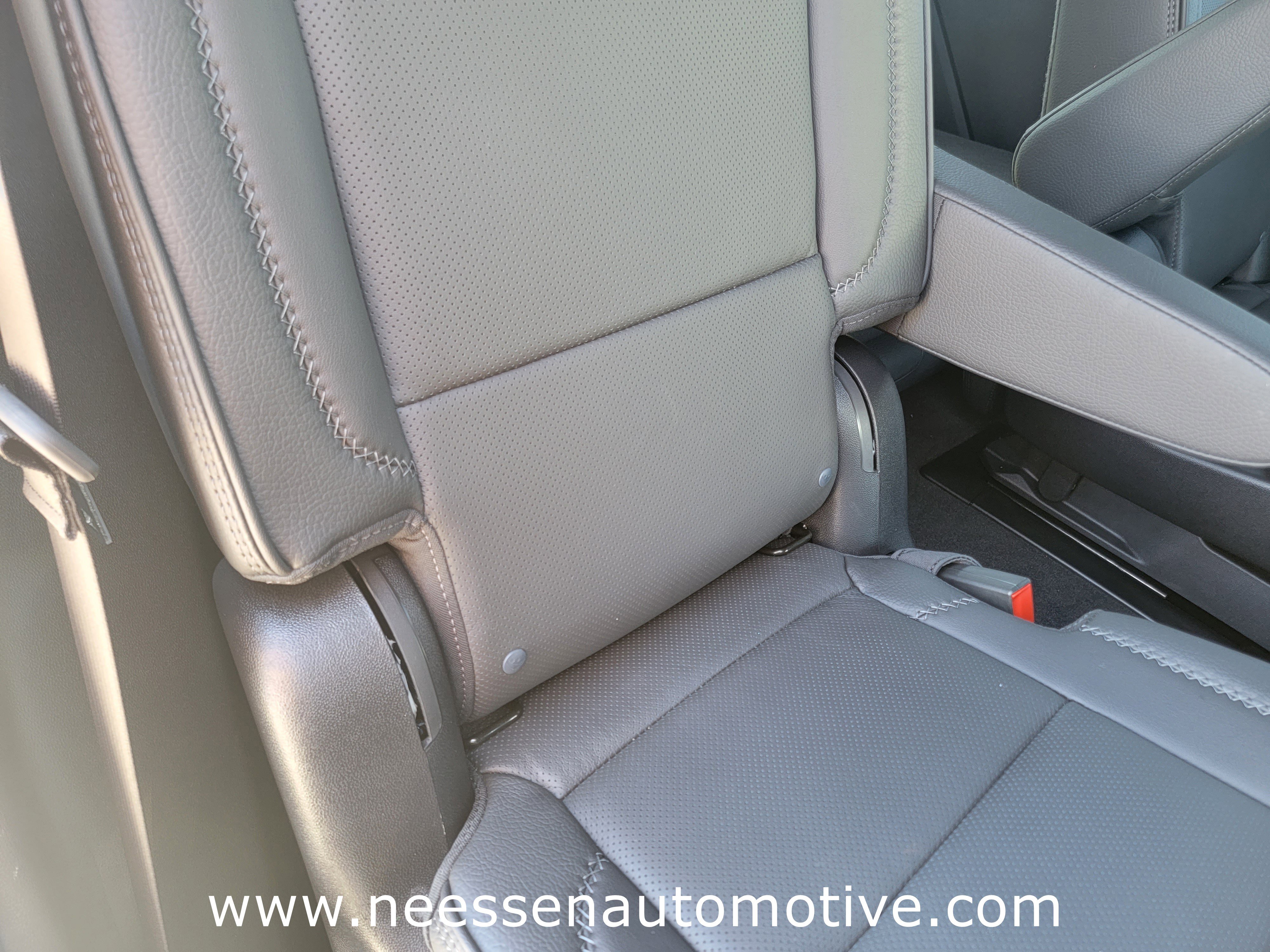 Used 2025 GMC Yukon Denali w/ Sun & Power Step Package image 12