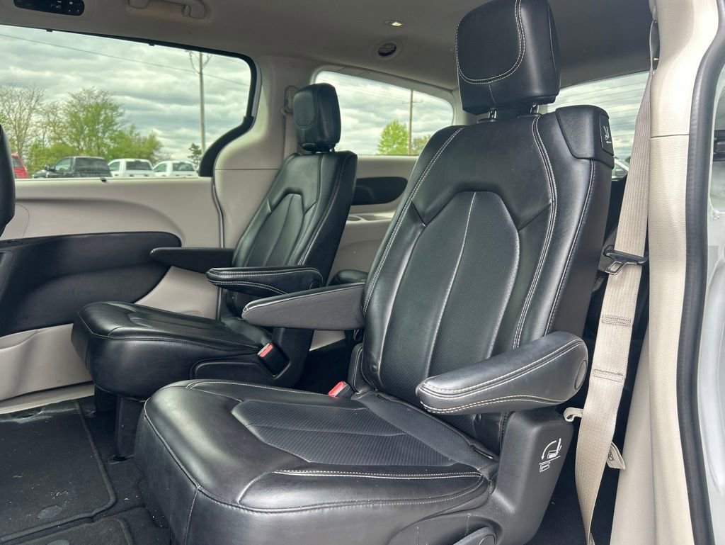Certified 2023 Chrysler Pacifica Touring-L FWD image 7