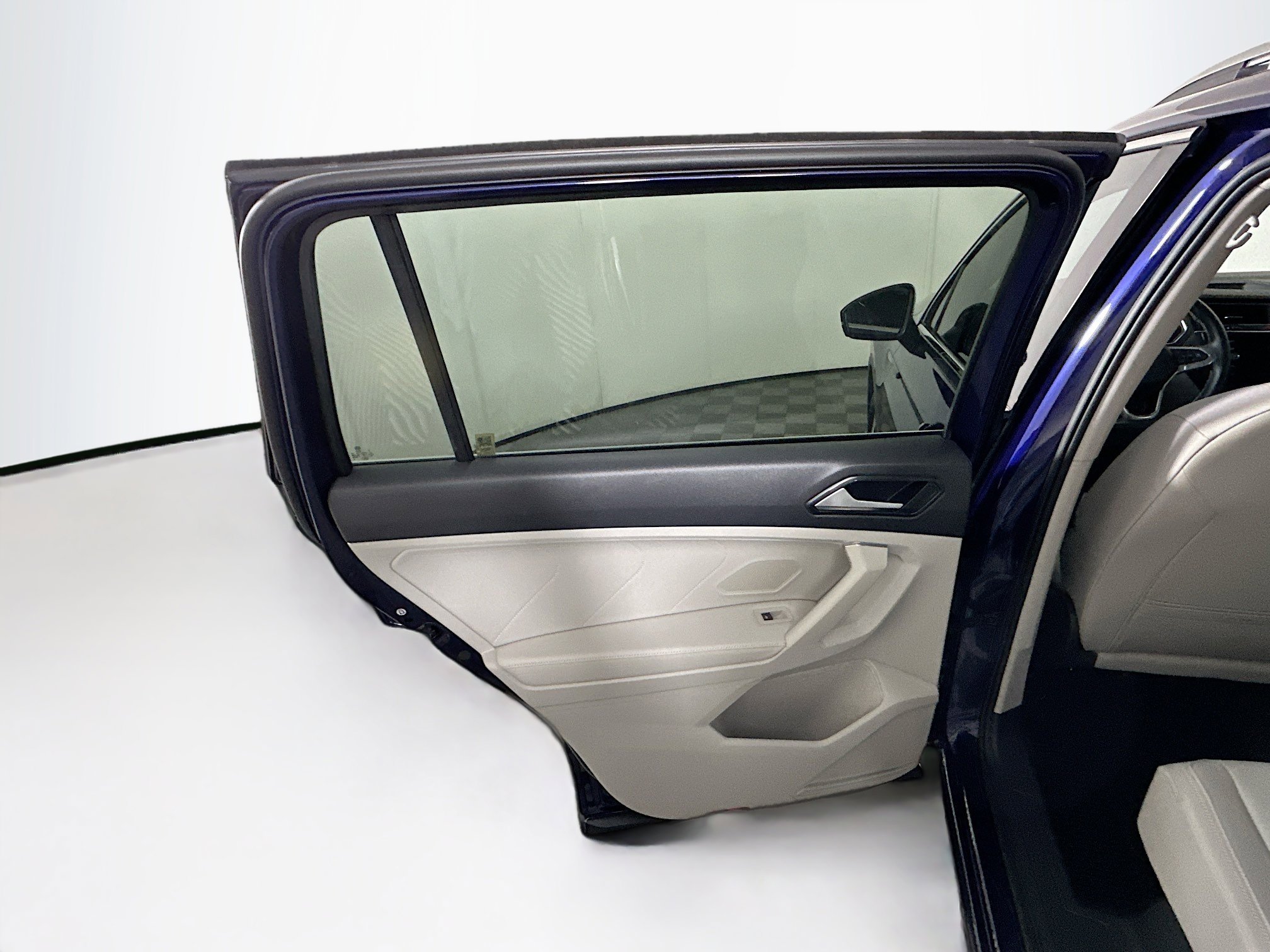Used 2022 Volkswagen Tiguan SE w/ Panoramic Sunroof Package FWD image 26